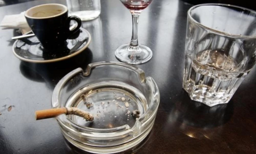 Ερευνα: Πώς η μοναξιά συνδέεται με το κάπνισμα